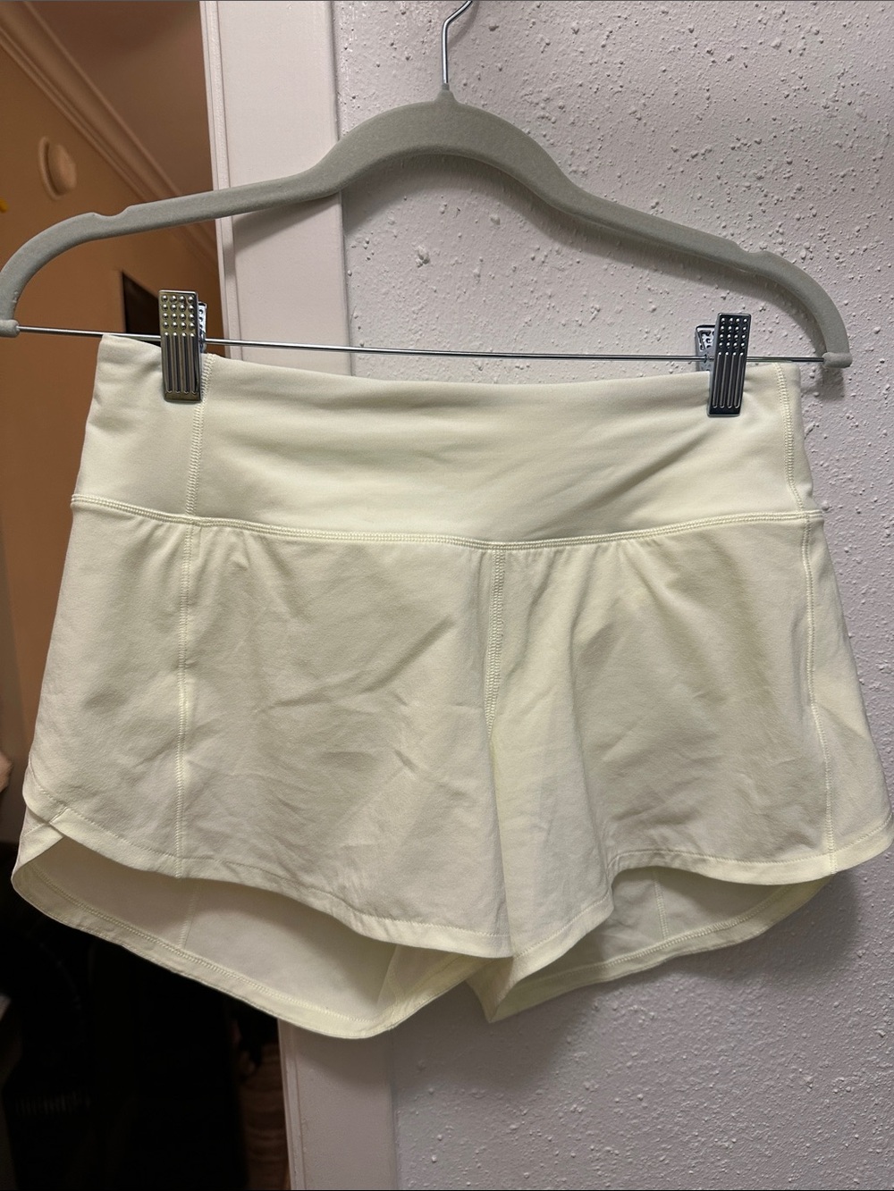 Lululemon High-Rise Short 3" Pale Yellow Size 4